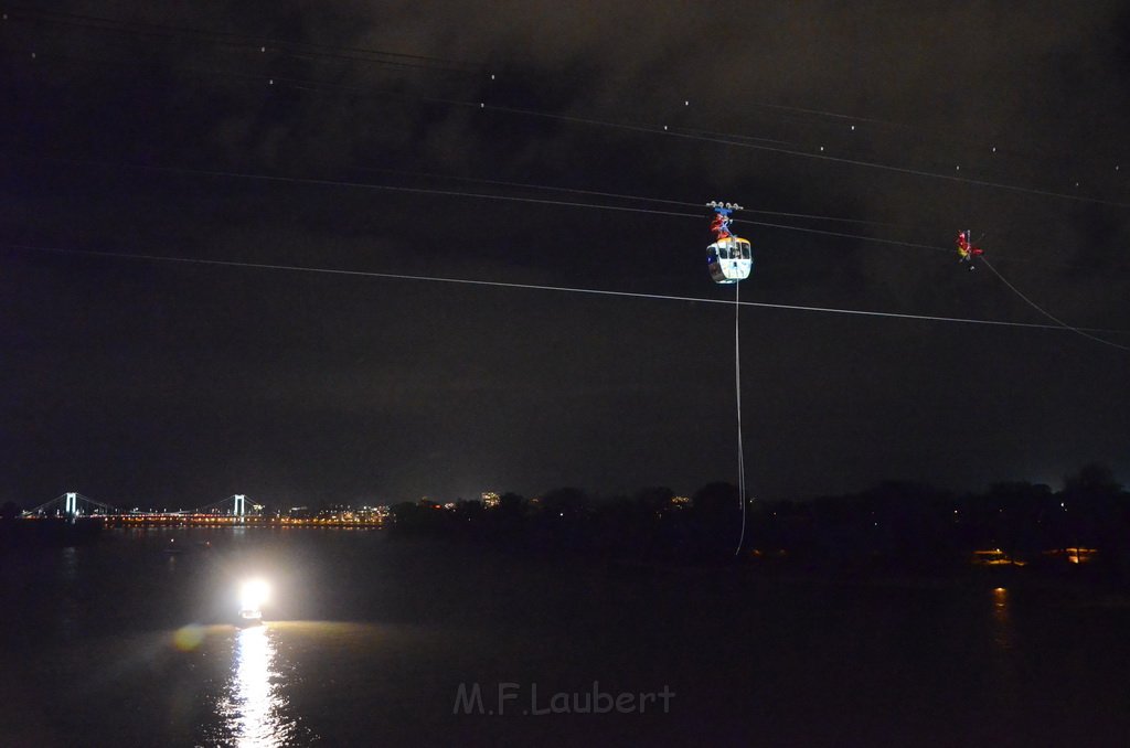 Einsatz BF Hoehenretter Koelner Seilbahn Hoehe Zoobruecke P2377.JPG